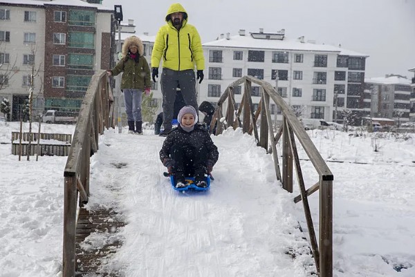 Eğitime Kar Engeli! Valilikler Peş Peşe Duyurdu